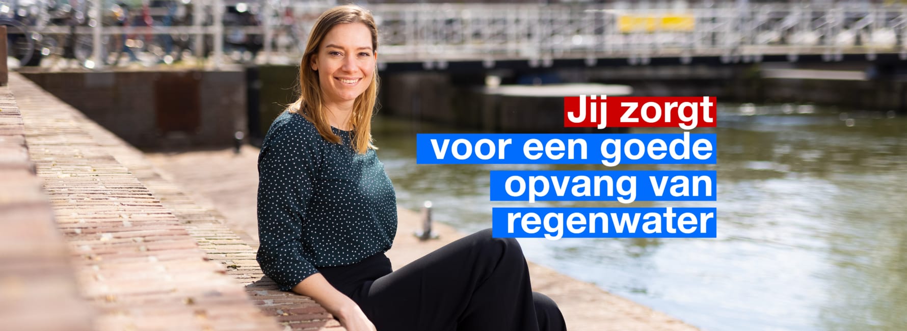 Adviseur Water zit op de kade bij de Weerdsluis in Utrecht