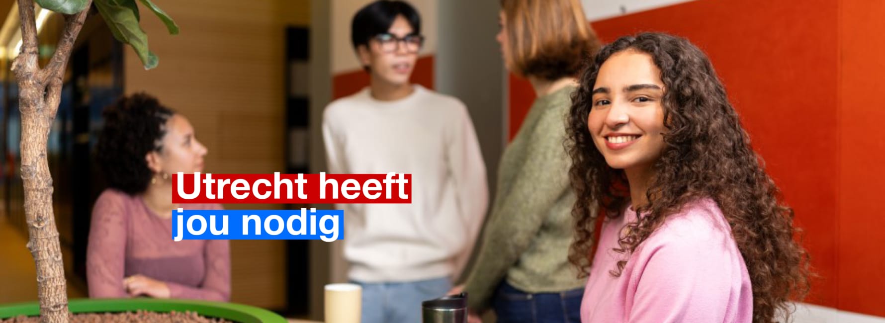 Een diverse groep stagiairs zijn in gesprek met elkaar aan tafel